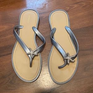 Hardly worn Women’s size 7/8 Joe Boxer flip flops